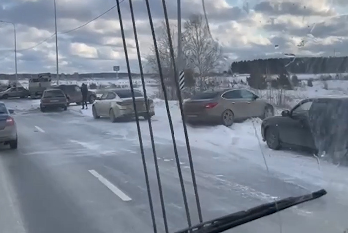 Столкнулись сразу десять машин: на Челябинском тракте произошла массовая авария