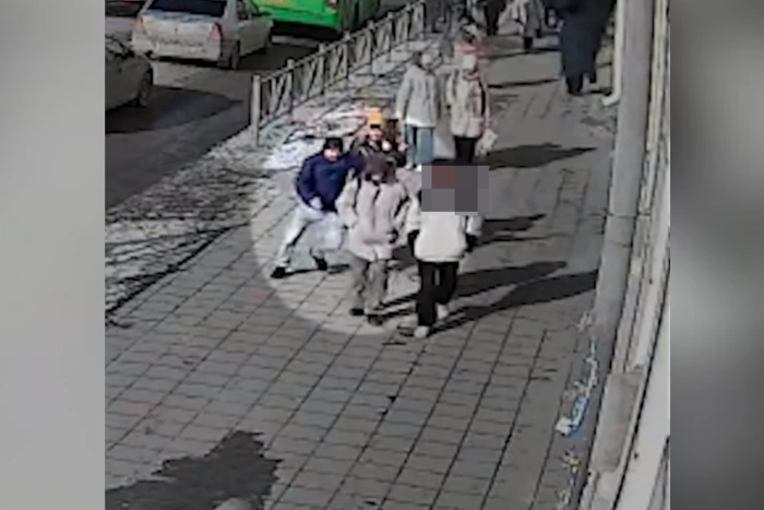В центре Екатеринбурга неизвестный напал на девушку
