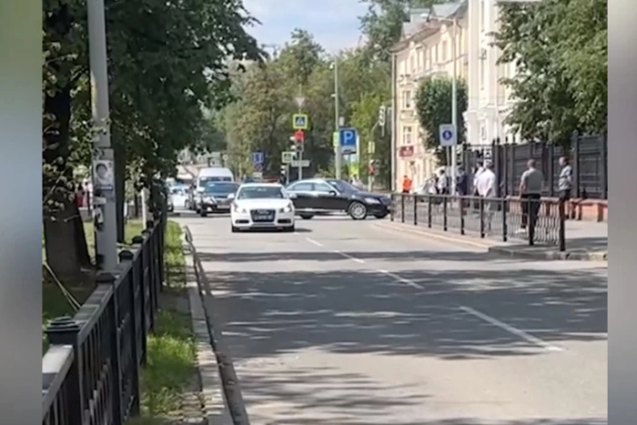 По Екатеринбургу с мигалками промчался шикарный кортеж