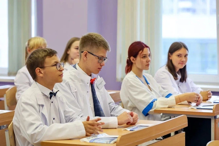 Евгений Куйвашев поговорил со старшеклассниками гимназии №200 о выбранной ими профессии