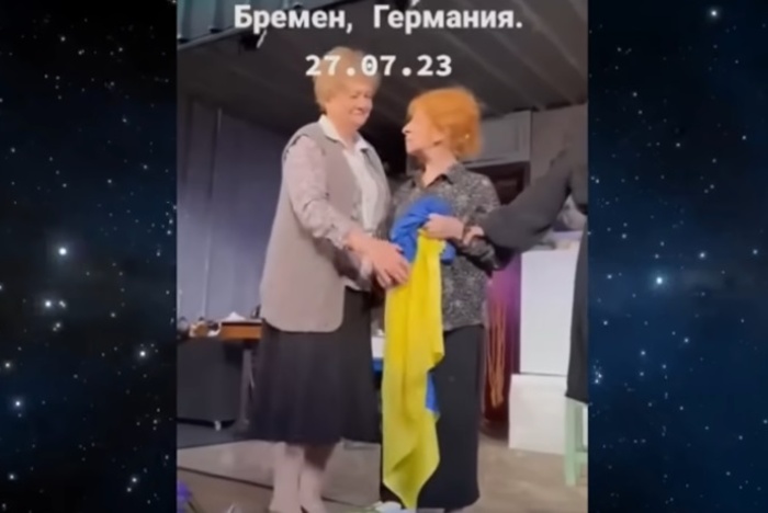 Артистка Ахеджакова заявила, что украинский флаг ей «сунул какой-то провокатор»