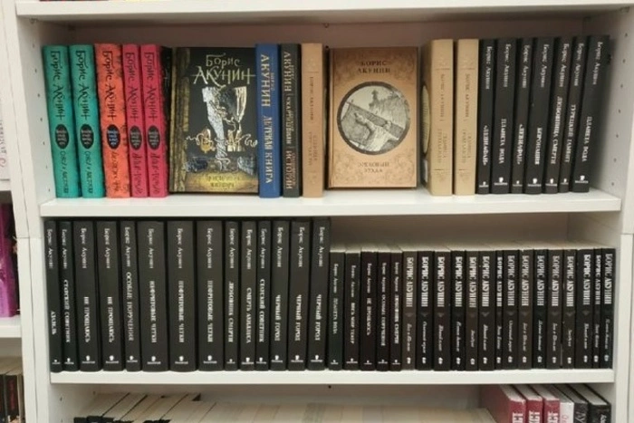 В России сняли с продажи книги Бориса Акунина* и Дмитрия Быкова* из-за их недавних высказываний