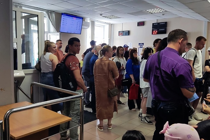 В Екатеринбурге миграционные отделы, где собираются огромные очереди, перешли на усиленный график
