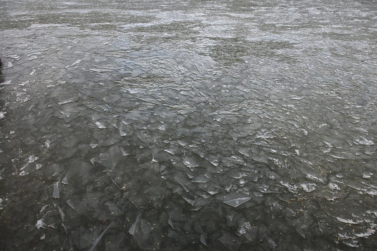 Вышедший на лед ребенок утонул в Свердловской области