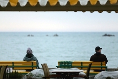 Гости Игр в Сочи загорают и купаются в Черном море