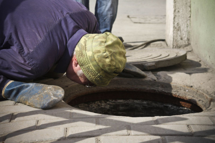 Житель Тюмени, провалившийся ногой в люк, отсудил у «Водоканала» 250 тыс.