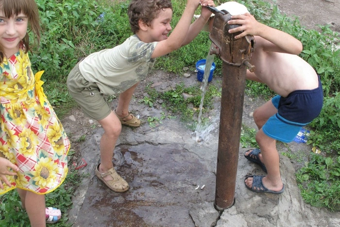 ЧП с детьми на Урале. Двое выпали из окон, один утонул