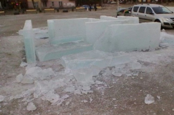 В Чебаркуле вандалы разрушили строящийся ледовый городок