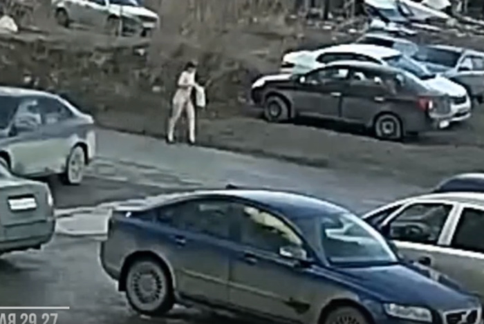 Полиция Екатеринбурга проводит проверку из-за голой женщины, гуляющей по Уктусу