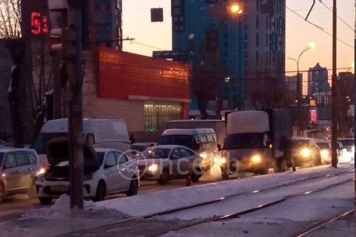 В Екатеринбурге из-за сломанной на дороге машины образовалась пробка