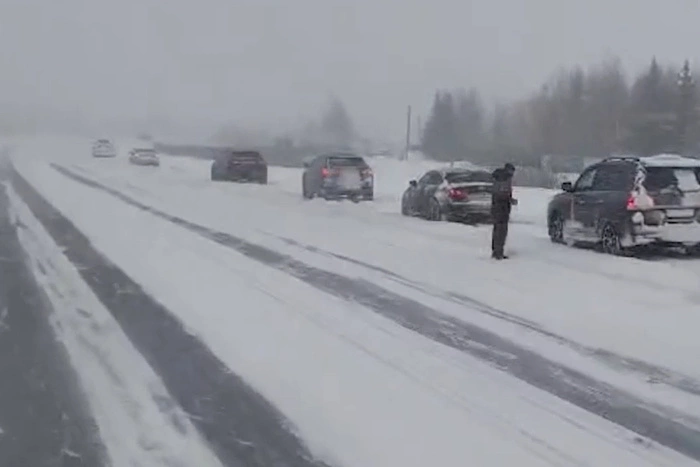 Автохамы парализовали уборку снега на Кольцовском тракте