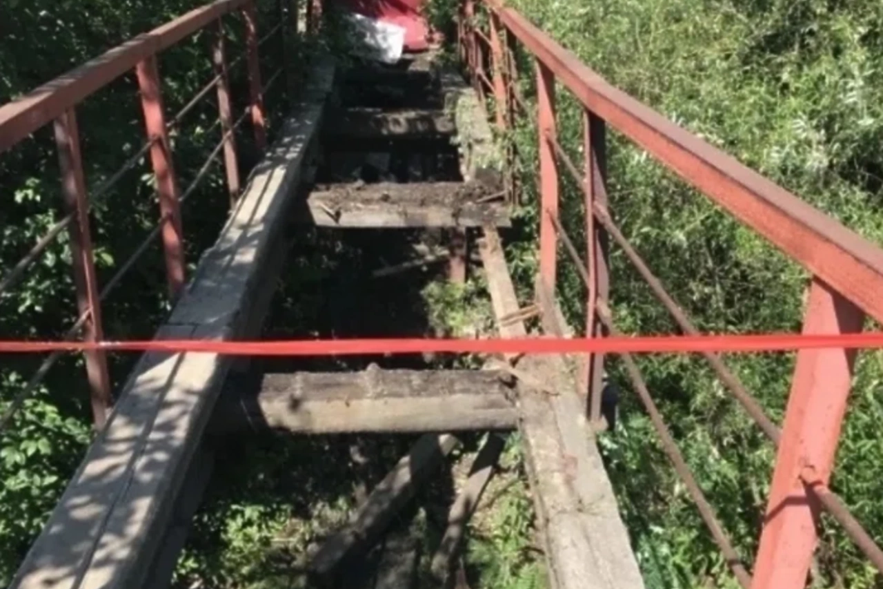 На Урале обрушился пешеходный мост