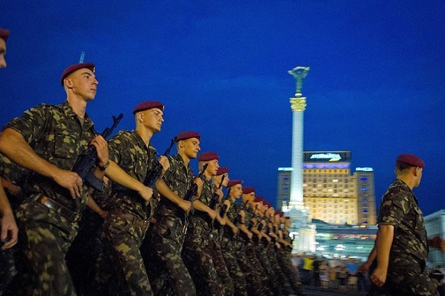 Солдат с «Калашниковым» сбежал из караула у здания Минобороны в Киеве
