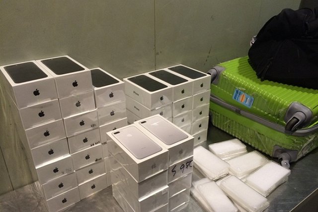 Первая партия смартфона iPhone7 задержана на Шереметьевской таможне