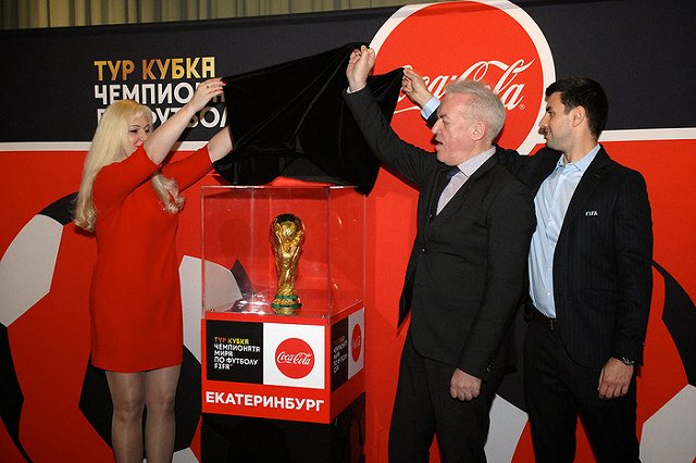 Кубок FIFA на два часа «заезжал» в УрФУ по дороге на Плотинку