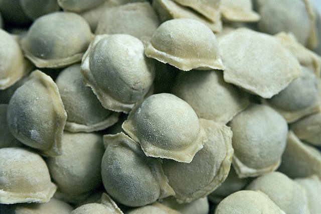 В Екатеринбурге женщина избила полицейского пельменями