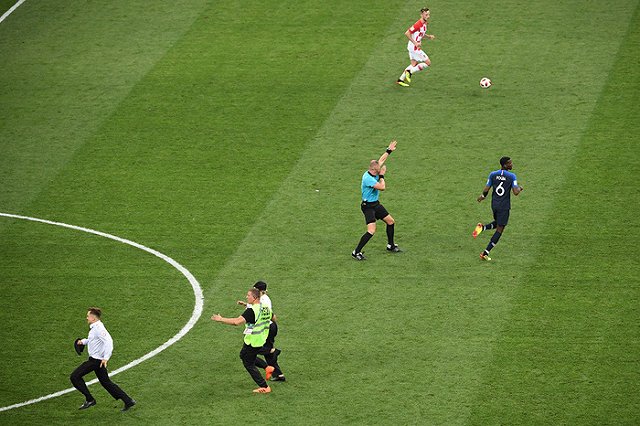 Полиция снова задержала выбегавших на поле «Лужников» активистов Pussy Riot