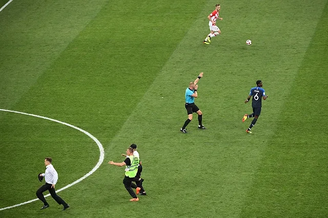 Полиция снова задержала выбегавших на поле «Лужников» активистов Pussy Riot