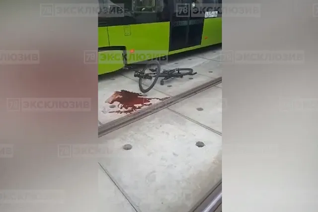 В Петербурге трамвай сбил велосипедиста