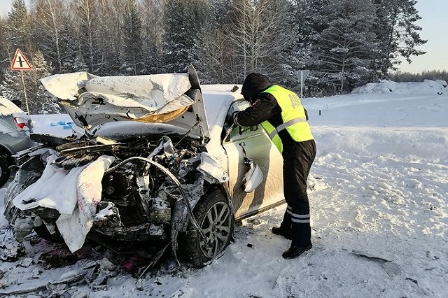 В Свердловской области в страшном ДТП погиб мужчина и ребёнок, ещё трое человек госпитализированы