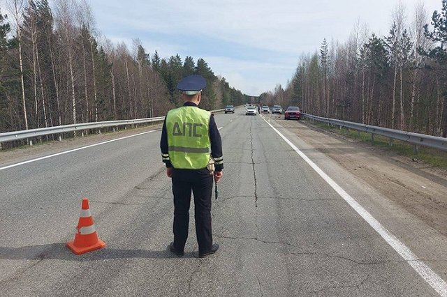 Свердловские велосипедисты попали в аварию с лесовозом