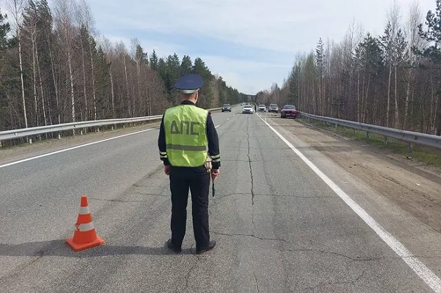 Свердловские велосипедисты попали в аварию с лесовозом