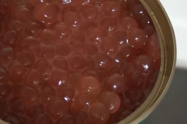 Начальник отдела участковых полиции под Петербургом изъяла и съела чужую икру