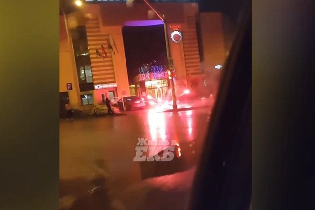 В Екатеринбурге неизвестные запустили опасный салют