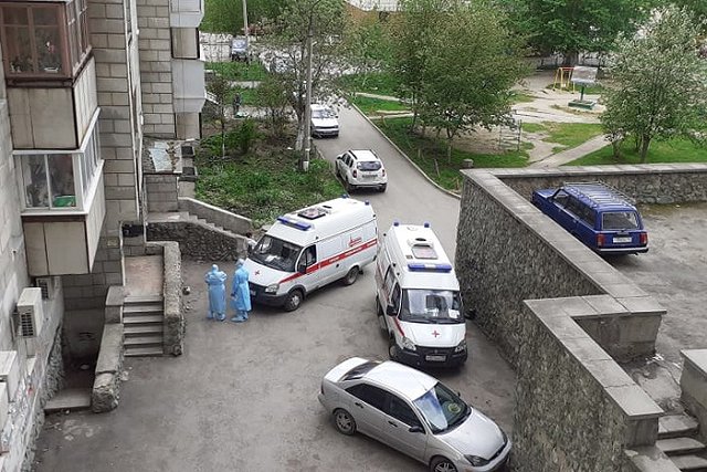 Екатеринбуржец возмутился «скорой помощи», перекрывшей подъезд к дворовой парковке