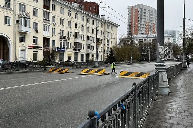 Стоят скорые и полиция: в Екатеринбурге перекрыт центр города