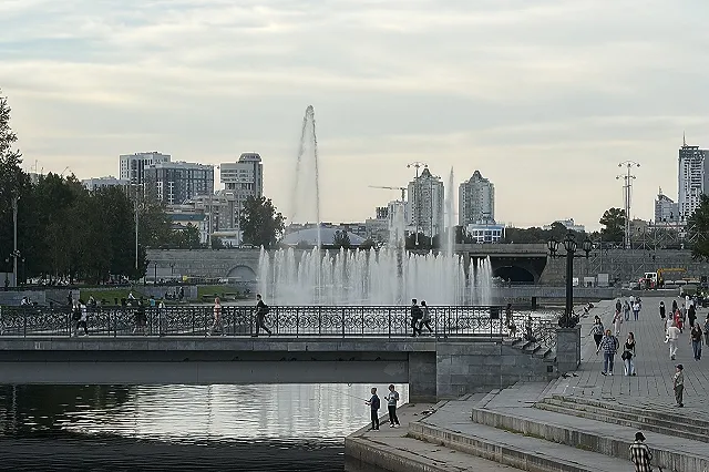 В Екатеринбурге заработал фонтан, который все лето держали КАМАЗы