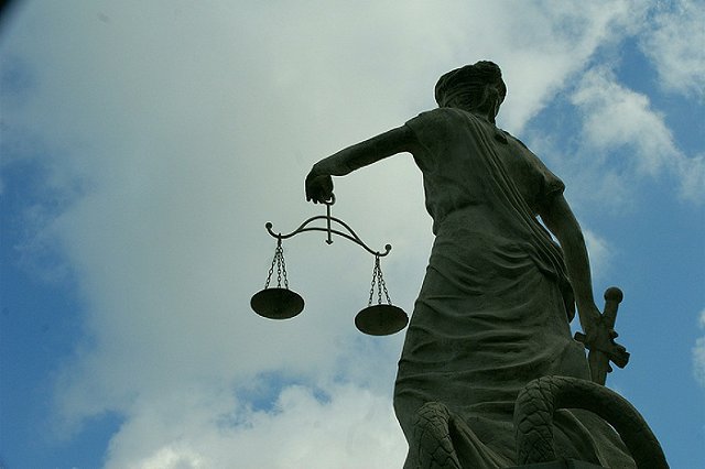 Фотограф требует 1 млн рублей с известного писателя Алексея Иванова