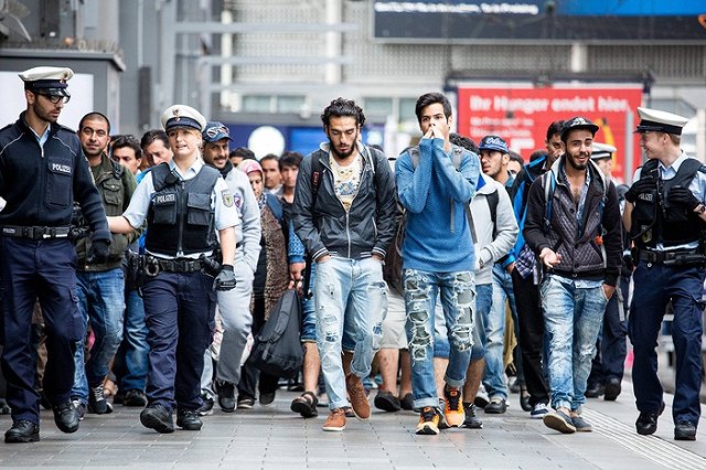 Мигранты рассказали о коротком и дешевом пути в Европу через Россию