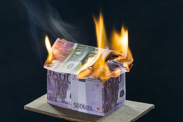 Евро превысил 79 рублей впервые с 11 апреля