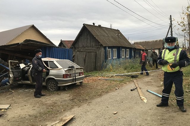 «Ехал со скоростью 130 км/ч»: в Сысерти водитель насмерть сбил пешехода и погиб сам