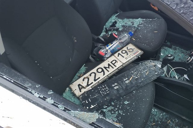 Неадекватная женщина на Уралмаше «разнесла» автомобиль. Била его молотком и кидала в него камни