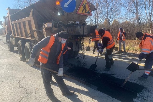 Осужденным невьянской колонии доверили ремонтировать Серовский тракт