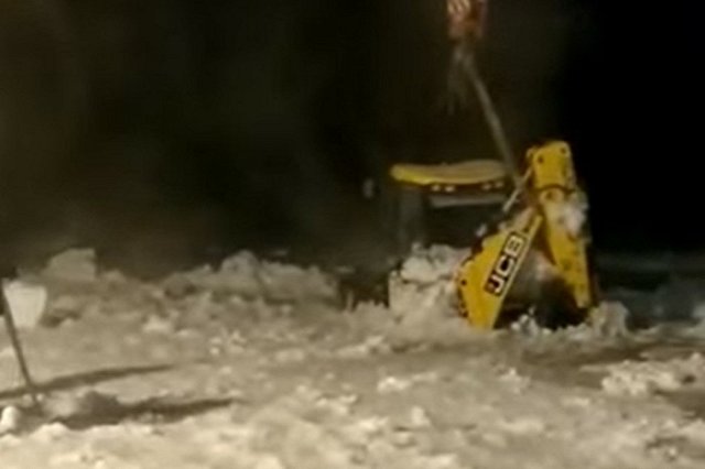 В Серове трактор утонул в пруду во время подготовки льда к купели
