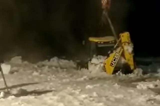 В Серове трактор утонул в пруду во время подготовки льда к купели