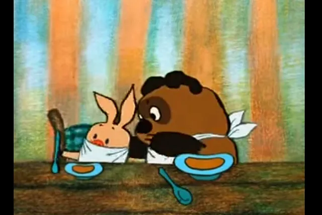 Студентов университета в США обязали есть и пить прямо в медицинской маске