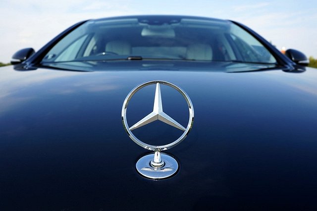 Mercedes приостановил экспорт и производство в РФ
