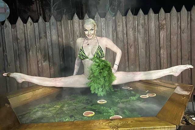 Балерина Анастасия Волочкова села на шпагат над горячим чаном в Екатеринбурге