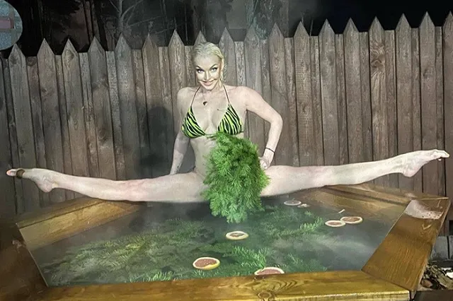 Балерина Анастасия Волочкова села на шпагат над горячим чаном в Екатеринбурге