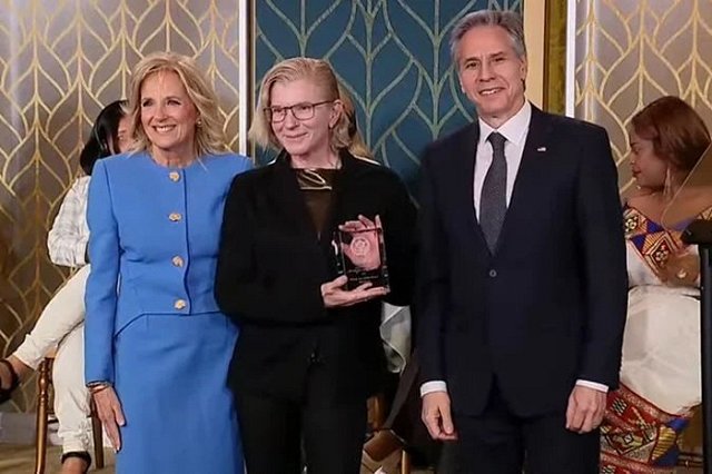 Блинкен 8 марта наградил в Белом доме известную украинскую неонацистку Тайру