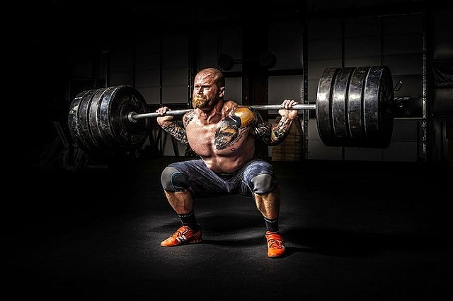 Фитнес-тренер назвал пять небезопасных спортивных занятий для людей за 50