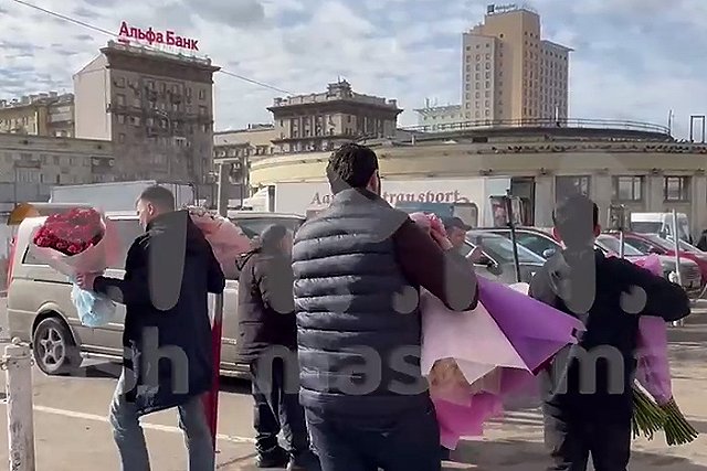 Видео с российскими мужчинами, скупающими цветы к 8 Марта, восхитило иностранцев