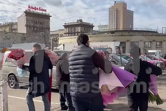 Видео с российскими мужчинами, скупающими цветы к 8 Марта, восхитило иностранцев