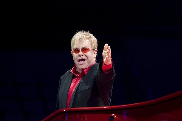 Пранкер из Екатеринбурга, разыгравший Элтона Джона, запускает шоу на НТВ