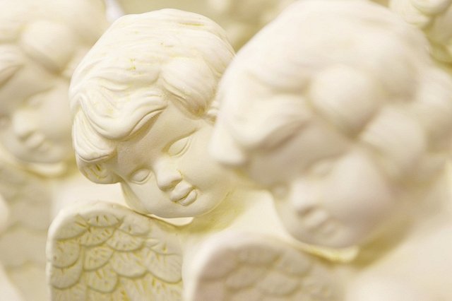 В Карпинске с пятого этажа упал и разбился насмерть годовалый малыш