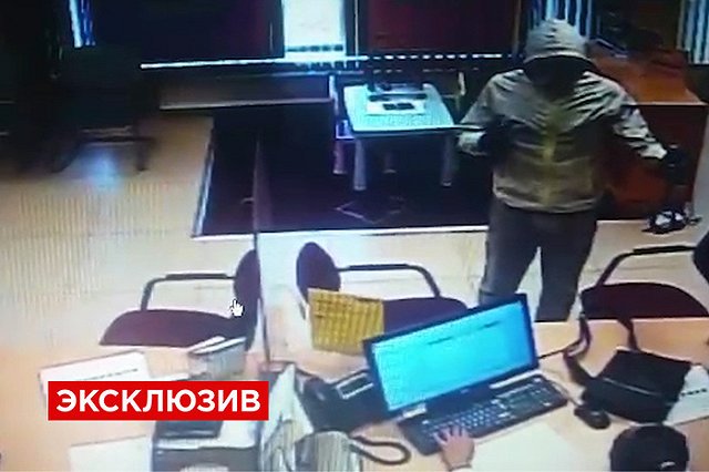 Нападение блондина с голубыми глазами на «Райффайзенбанк» попало на видео